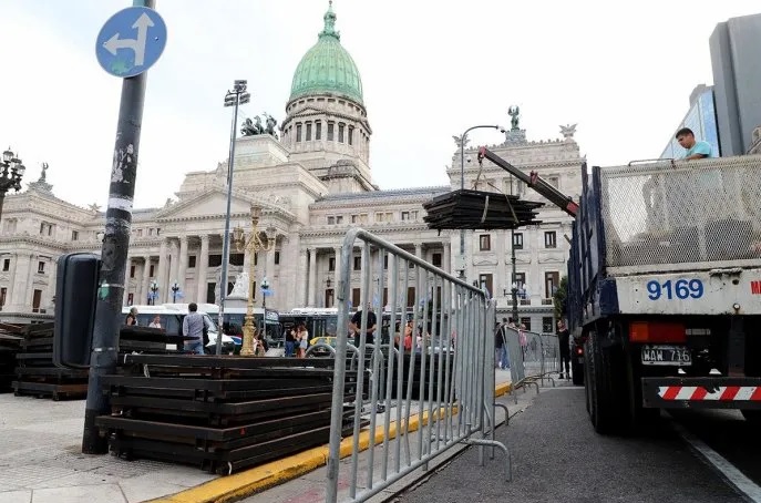 El Senado debate la reforma laboral con accesos restringidos en los alrededores del Congreso