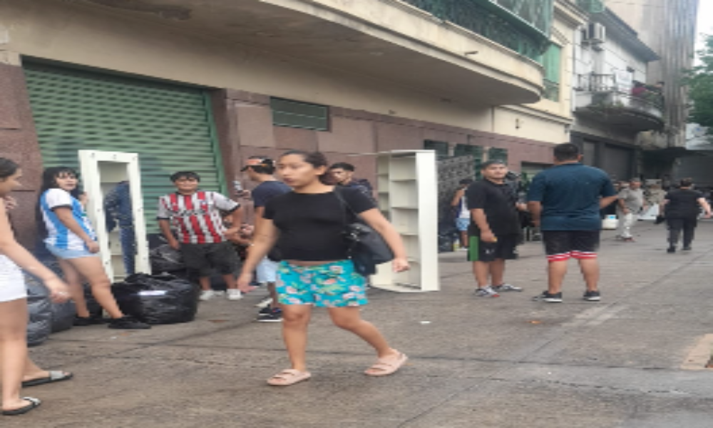 Desalojo forzoso deja a 30 familias en la calle en Parque Avellaneda: críticas por falta de contención