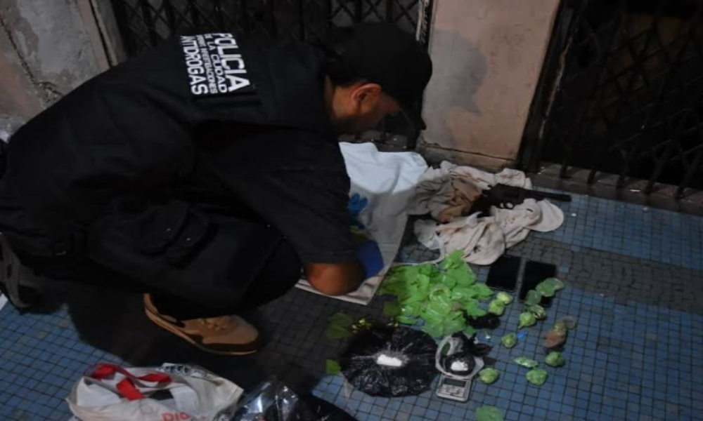 Policía de la Ciudad desmantela bocas de droga en Pompeya y Constitución