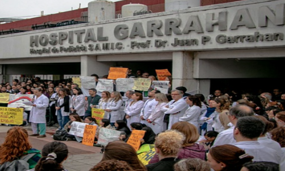 Gobierno cesantea a 11 trabajadores del Garrahan por toma de oficinas en Parque Patricios: 10 son delegados sindicales con fueros