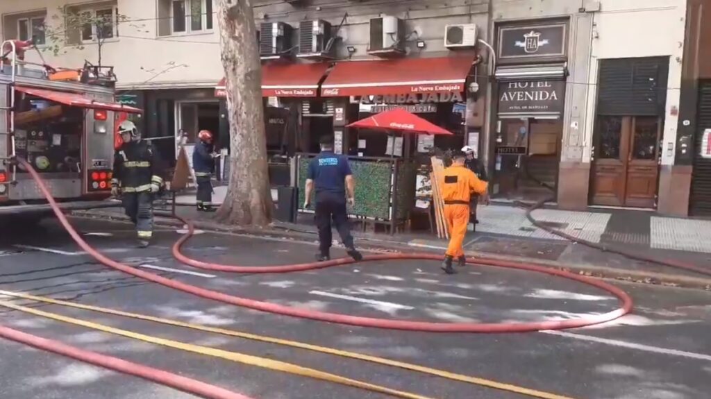 Controlaron un incendio en un restaurante de la Avenida de Mayo