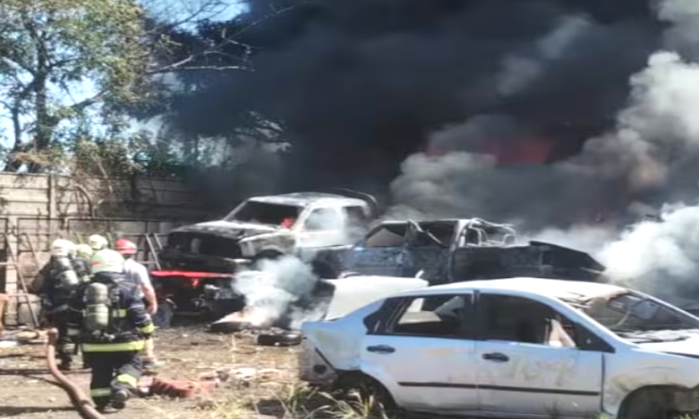 Incendio en un depósito de la Policía Federal en Barracas: ardió un playón con vehículos en desuso