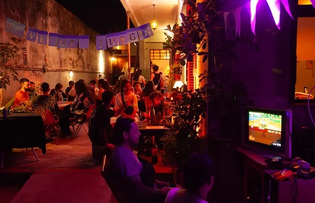 Los bares porteños suman noches de juegos para atraer público y diversificar su agenda