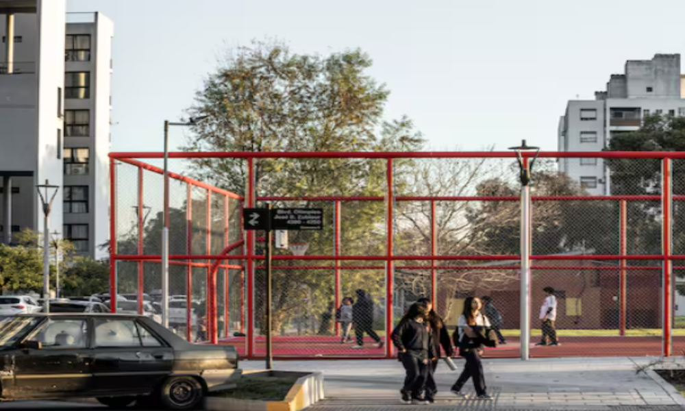 La Plaza del Barrio Olímpico, finalista en los premios Building of the Year 2026 de ArchDaily