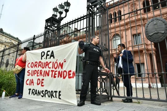 Un policía federal se esposó a la reja de la Casa Rosada por un reclamo salarial