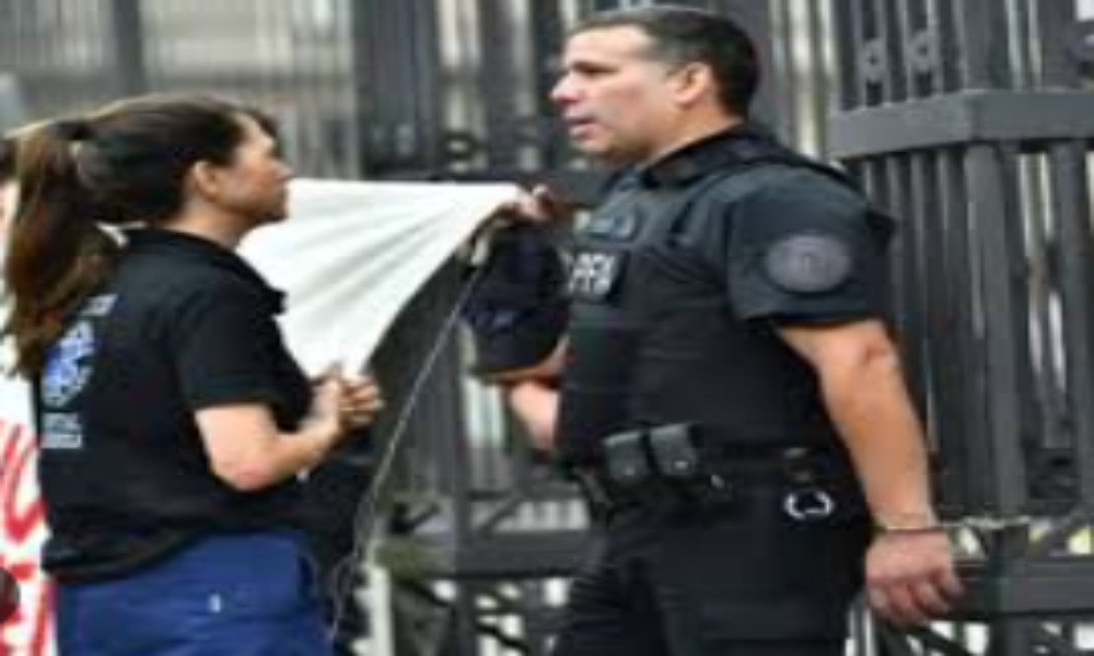 Policía Federal en crisis: cabo se encadena en Casa Rosada por sueldos bajos y colapso del Hospital Churruca