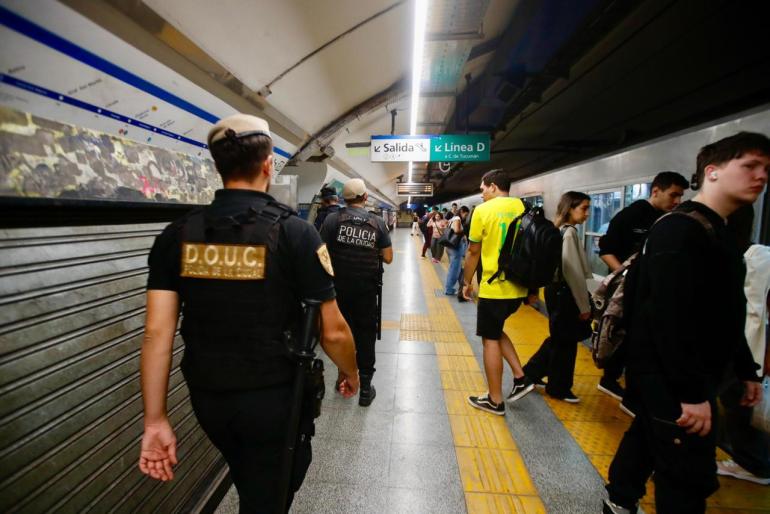 Refuerzan operativos de seguridad en el subte con despliegue masivo para prevenir delitos