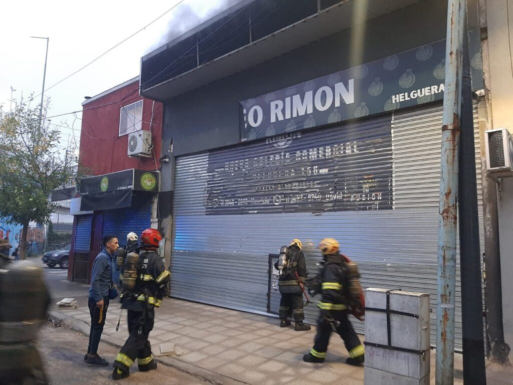 Incendio en una galería comercial de Flores: cinco locales afectados