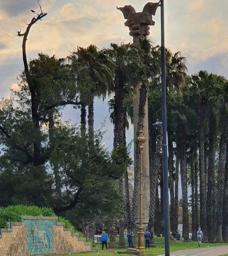 La historia del monumento persa donado por el Sha de Irán