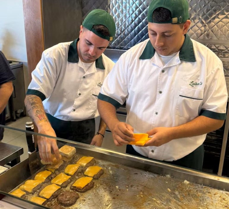 Luisa’s trae a Buenos Aires el sabor original de la primera hamburguesa de la historia