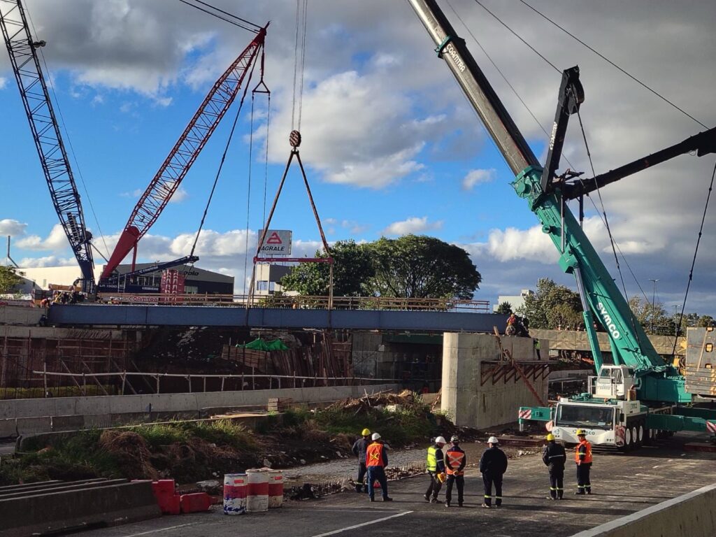 Reabrió la autopista Dellepiane tras un megaoperativo de obras y montaje de nuevos puentes