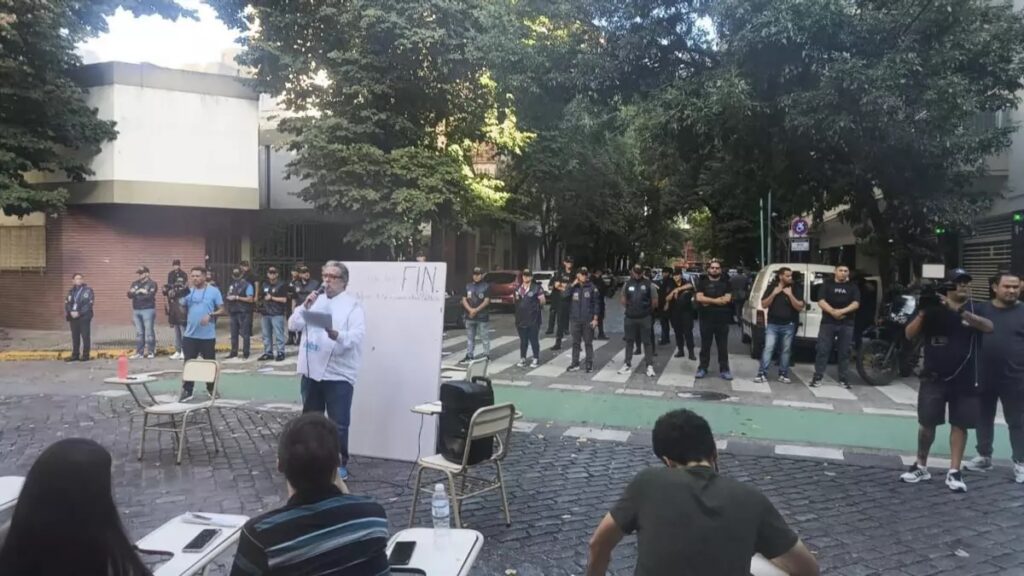 Caballito: más clases públicas frente al departamento de Manuel Adorni