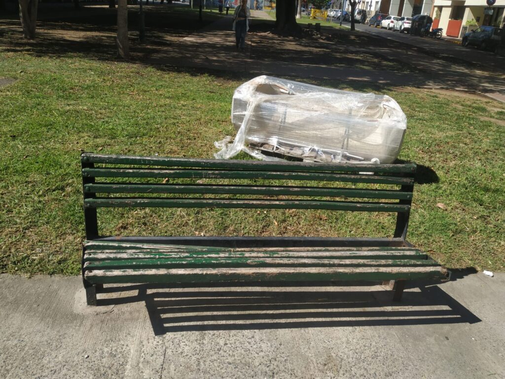 De la madera al cemento, avanza el recambio de bancos en el bulevar García del Río