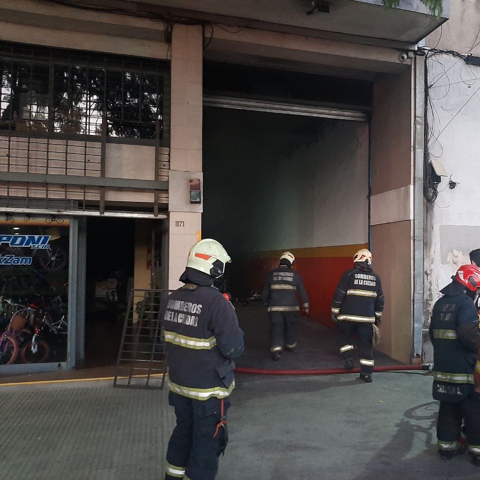Bomberos de la Ciudad controlaron un incendio en un depósito de bicicletas en Barracas