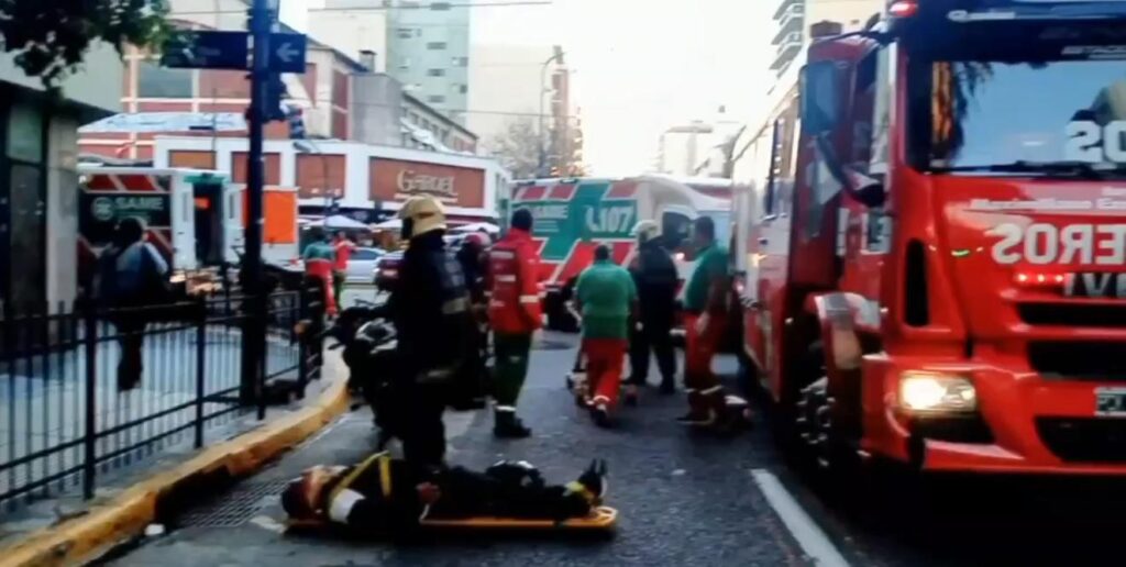 Choque múltiple en Independencia y Entre Ríos: cinco heridos fueron trasladados al Hospital Ramos Mejía