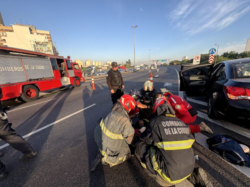 Choque en Villa Luro: dos conductores hospitalizados tras un siniestro en la Autopista Perito Moreno