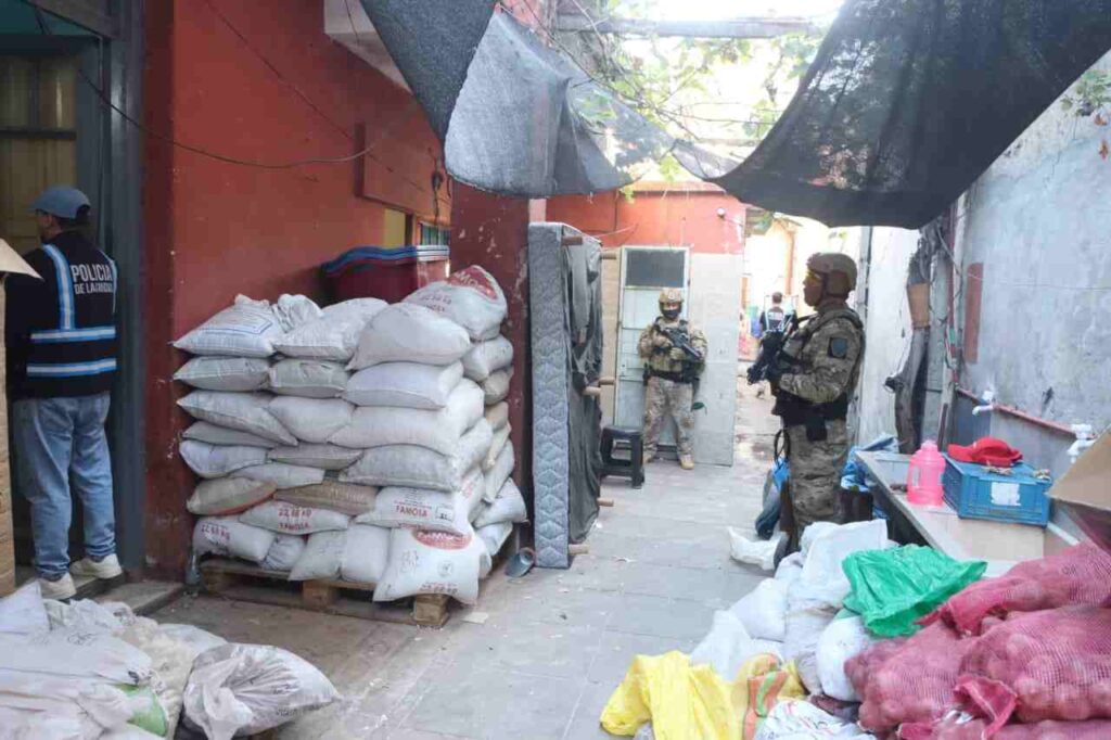 Operación “Carne Blanca” en Once: cómo fue el operativo frente a Plaza Miserere donde incautaron 15 toneladas de alimentos con cocaína y detuvieron a ocho personas