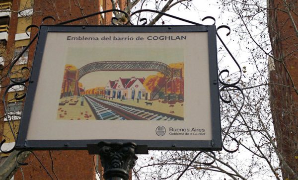 De Coghlan a Los Ángeles: un tuit viral que puso en foco a la autora del emblema del barrio