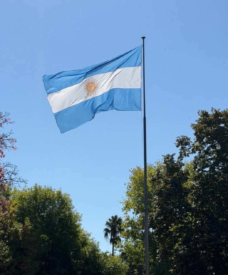 Con la ayuda de policía y bomberos, vecinos del Barrio Cornelio Saavedra colocaron una nueva bandera en la Plaza Solano Lima