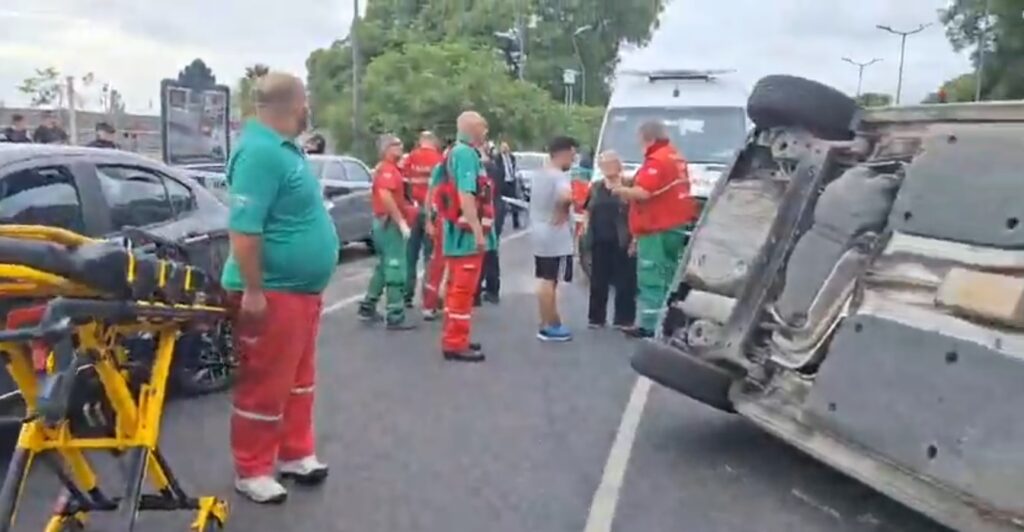 Choque y vuelco en Aeroparque Jorge Newbery: trabaja el SAME en el lugar