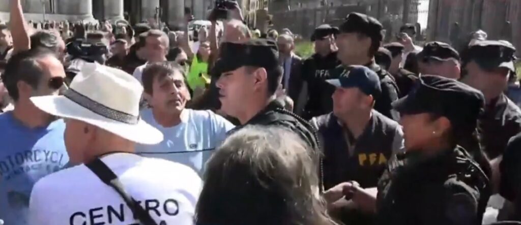 Plaza de Mayo: la policía desalojó a manifestantes del sector de discapacidad