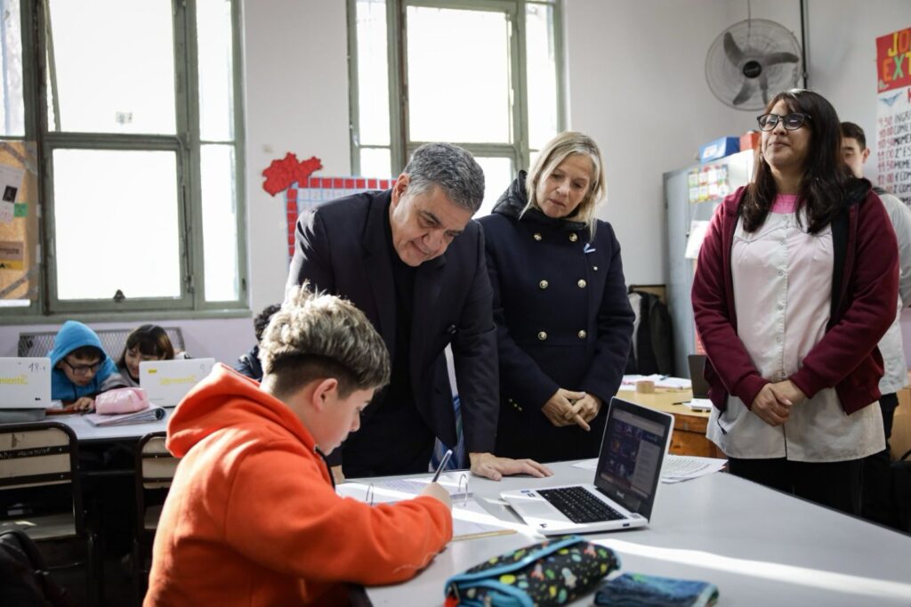 La Ciudad de Buenos Aires prohíbe el uso de celulares durante las clases en escuelas secundarias