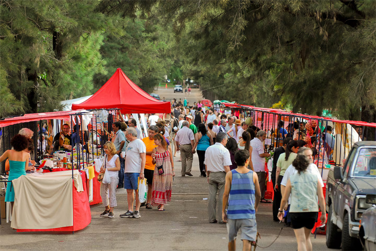 La Feria de Agronomía conmemora los 50 años del golpe con una charla de HIJOS y Adolfo Pérez Esquivel