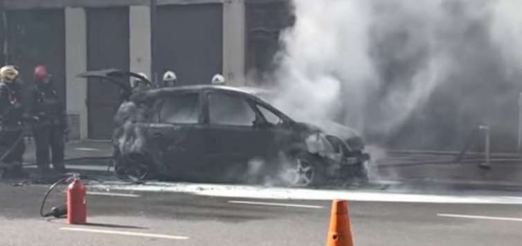 Se incendió un taxi en el límite entre Balvanera y San Cristóbal y asistieron al conductor