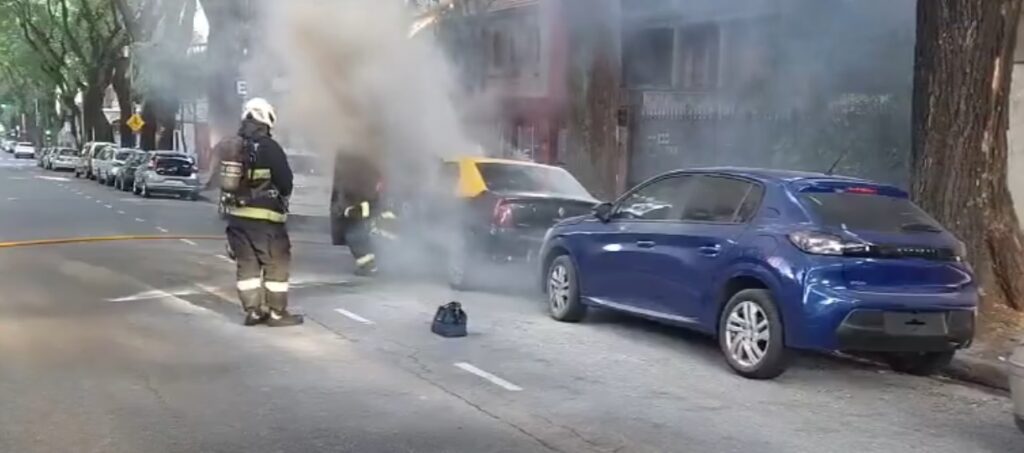 Incendio de un taxi en Palermo: no hubo heridos