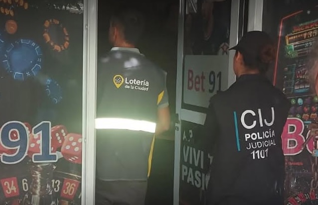 Desarticulan una organización que tomaba apuestas ilegales en el barrio 21-24 e imputaron a cuatro personas