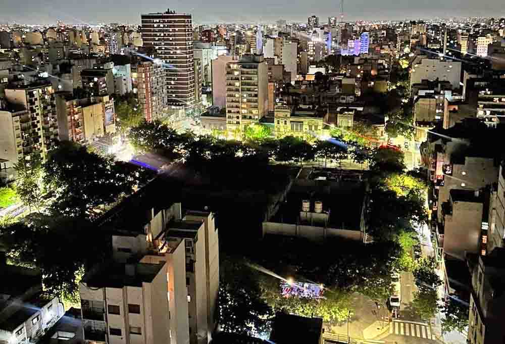 Balvanera: continúan los reclamos vecinales por falta de luz en la Plaza Manzana 66 y la Comuna 3 dijo que dio aviso a Edesur