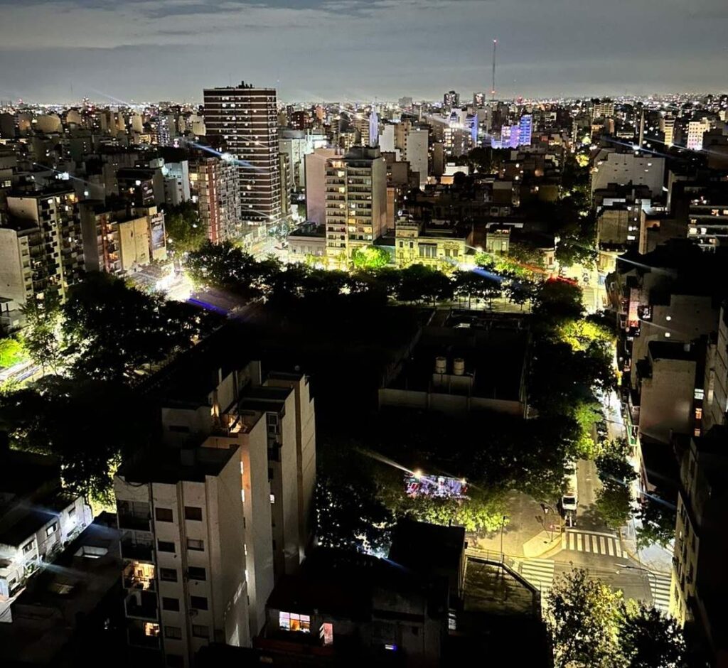 Balvanera: quejas vecinales por apagón en la Plaza Manzana 66, la Comuna 3 dijo que fue solucionado