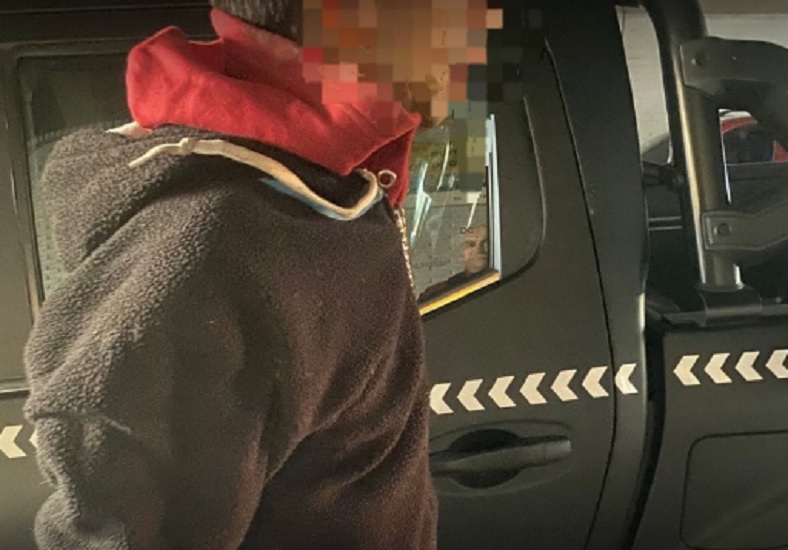 Condenan a prisión efectiva a un hombre por agredir a policías y dañar un patrullero en Constitución