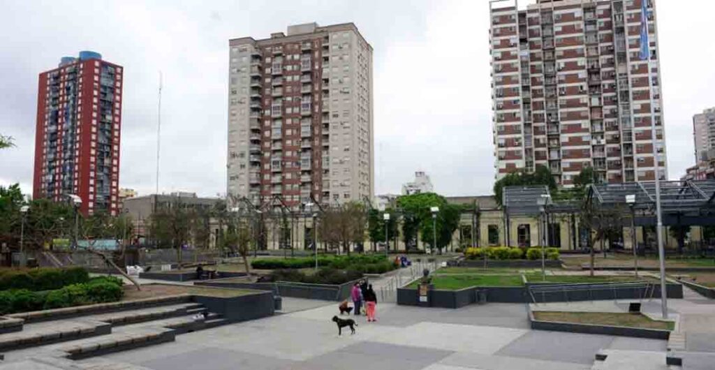 Vecinos de Boedo conmemoran 50 años del golpe con un acto en la plaza del barrio