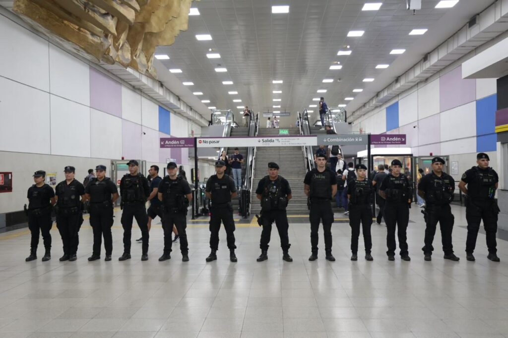 Refuerzan la presencia policial en estaciones y vagones de subte para prevenir delitos