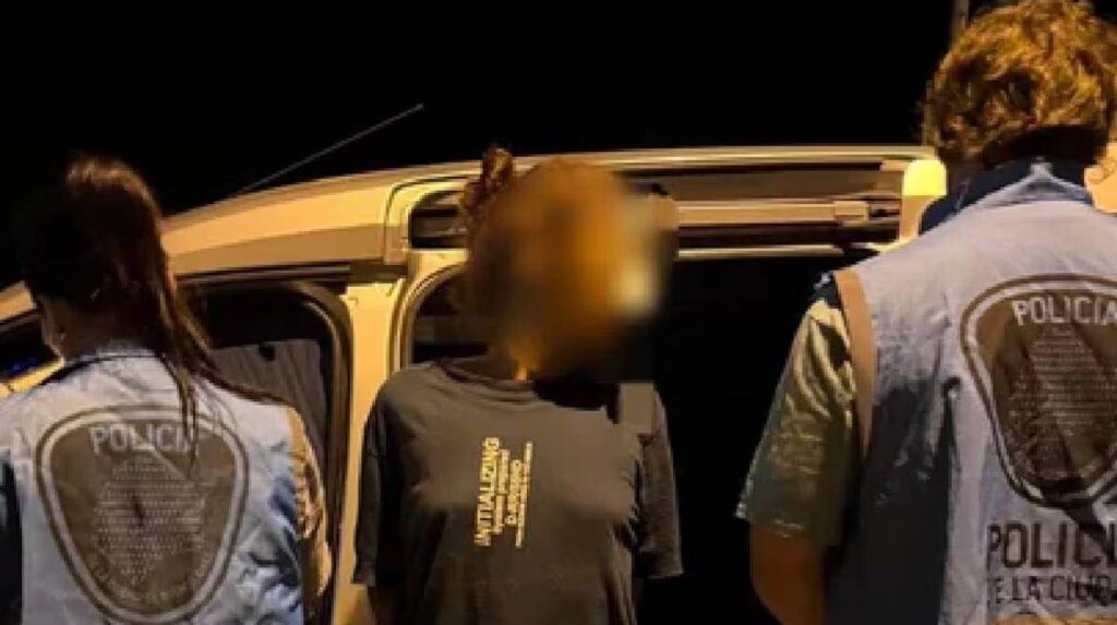 La Policía de la Ciudad detuvo en Salta a una mujer prófuga acusada de traficar cocaína oculta en libros infantiles