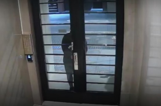 Detienen a una enfermera y a un hombre por ingresar a la casa de un paciente internado