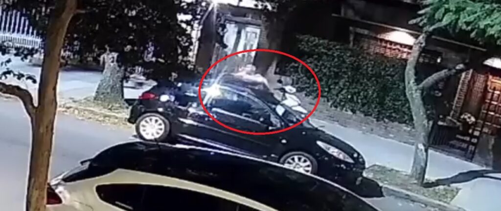 Video: registraron el robo del techo de un auto y crece la preocupación por hechos de inseguridad