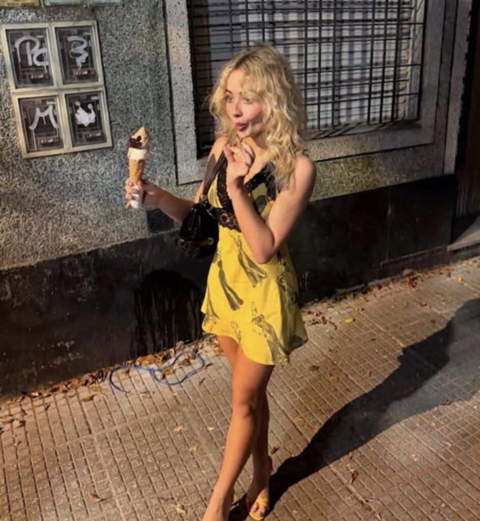 Palermo: la esquina de la foto de Sabrina Carpenter se convierte en punto de peregrinación fan