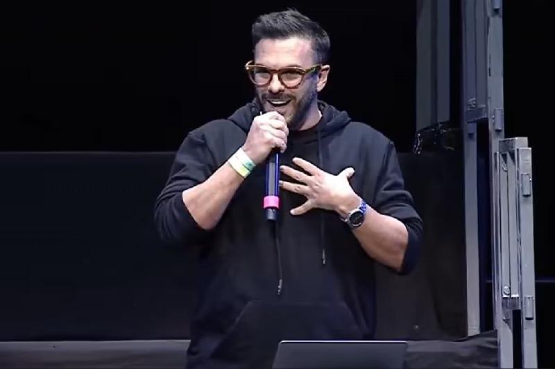 Piden informes por el evento de influencers financieros con estudiantes en el Movistar Arena que terminó con abucheos