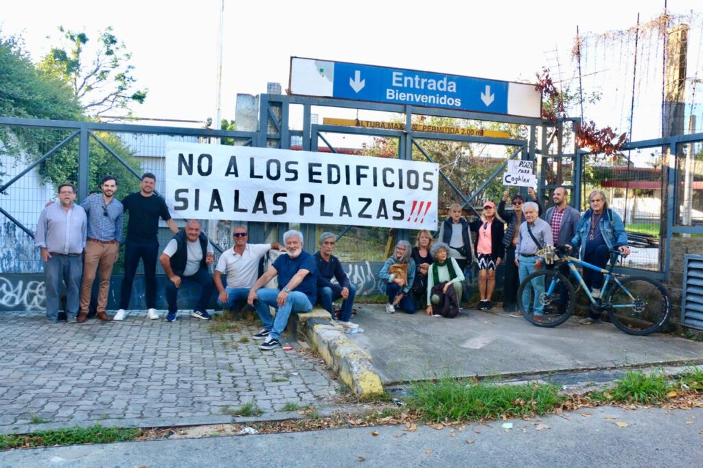 Coghlan: vecinos y legisladores se manifestaron para recuperar una plaza en el predio del exsupermercado de Congreso