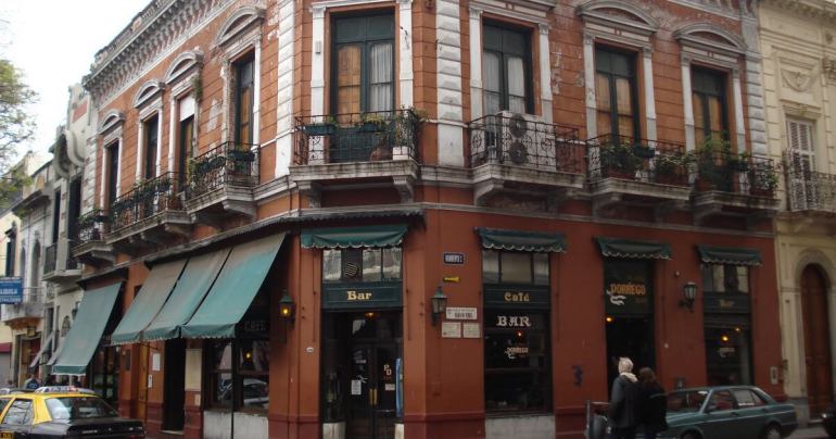 El histórico café Plaza Dorrego de San Telmo vuelve a recibir al público