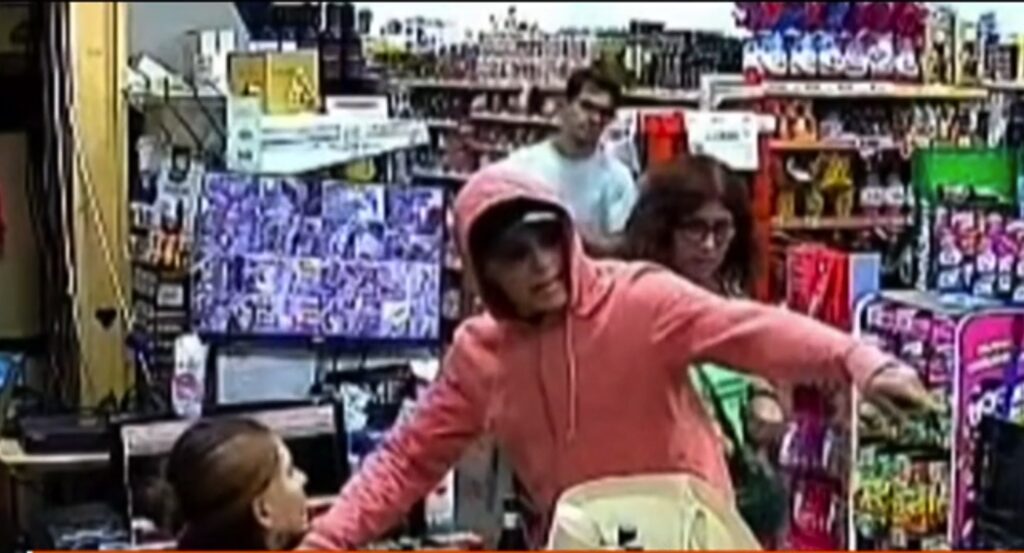 Asalto en un supermercado del barrio de Saavedra lleno de clientes