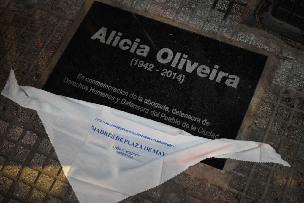 Almagro: fijaron una placa en homenaje a Alicia Oliveira en la esquina de Medrano y Humahuaca