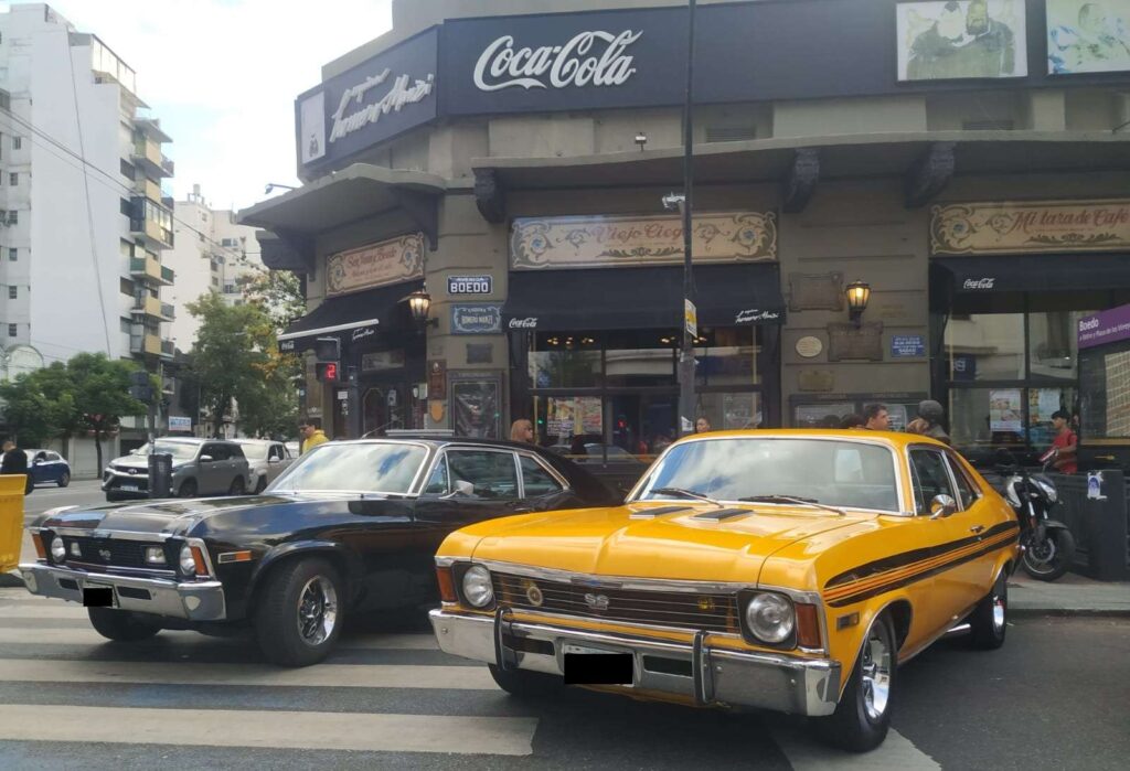 Autos históricos y puestos: exposición del Club Amigos del Chevrolet en Boedo Peatonal