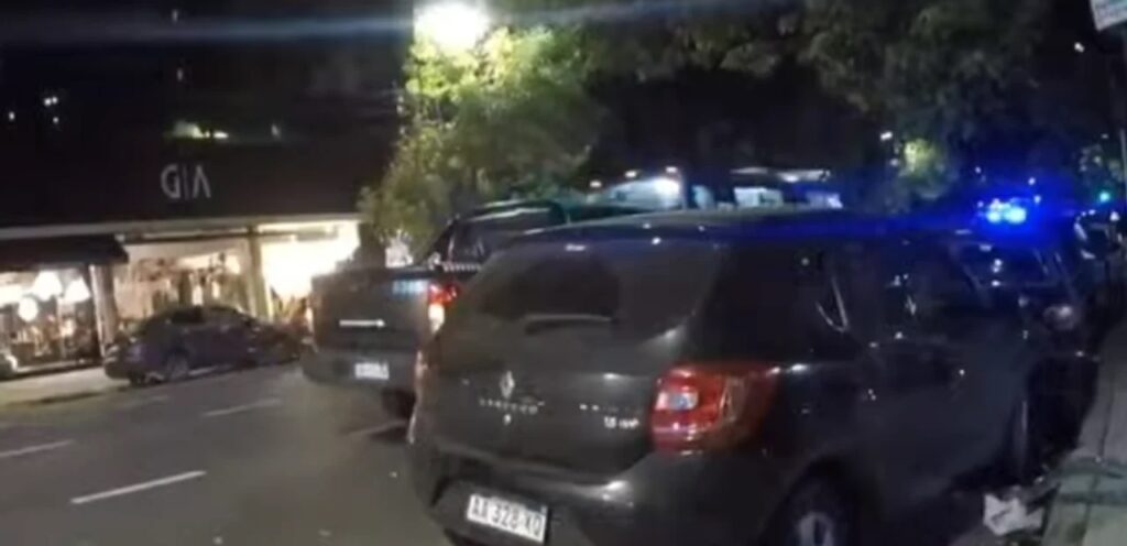 Choque múltiple en Caballito: un auto impactó contra tres vehículos estacionados