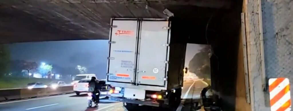 Mataderos: un camión quedó trabado en un puente sobre la avenida General Paz