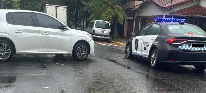 Chocaron un auto particular y un patrullero en Manzanares y Lugones