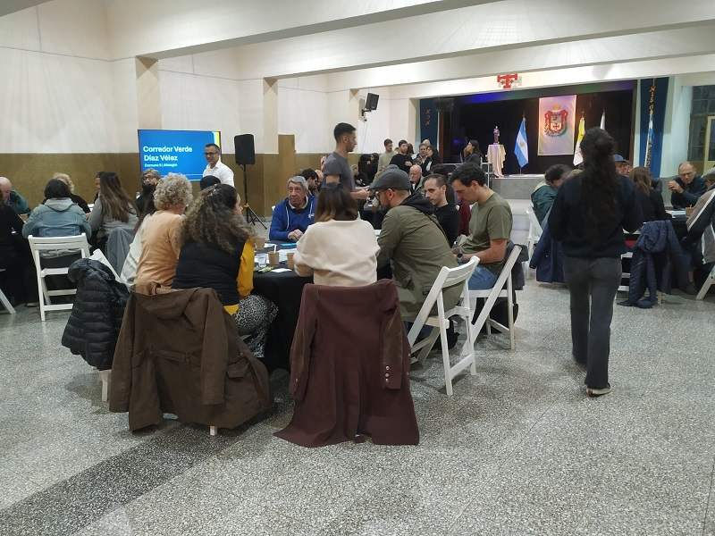 Almagro: con voces a favor de sumar verde y preocupaciones por el tránsito, vecinos y funcionarios debatieron la construcción del Corredor Verde Díaz Vélez