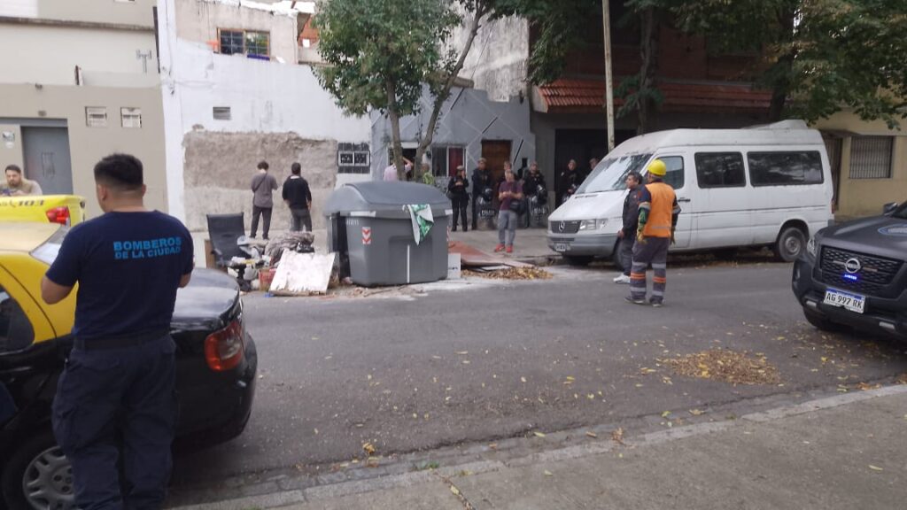 Desalojaron un inmueble en el límite de Villa Urquiza y Saavedra